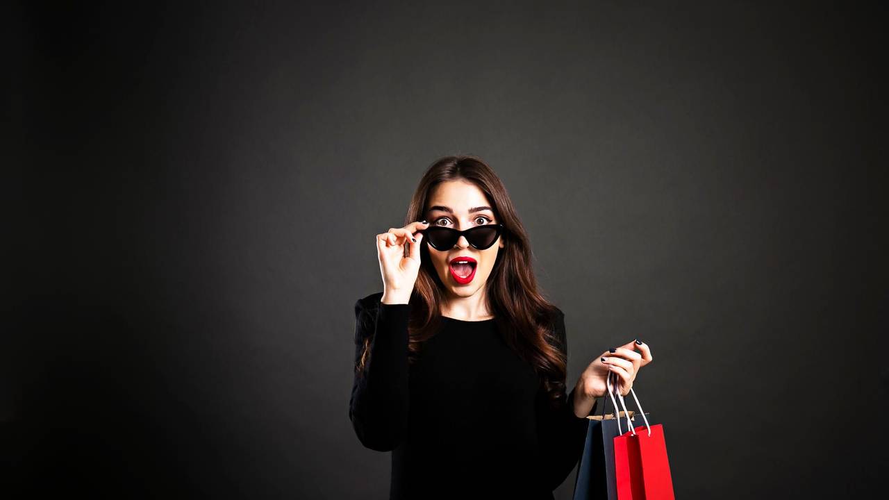 Black friday sale concept. Attractive young woman with long brunette hair, smiling, wearing sexy dress cat eye sunglasses, holding blank shopping bags over black background. Copy space, close up. Black Friday
Frauen
Einkaufen
Eine Frau allein
Schwarzer Hintergrund
Menschen
Schwarz
Glücklichsein
Schönheit
Einkaufstasche
Tragetasche oder Tragebeutel
Freitag
Sonnenbrille
Fröhlich
Kleid
Nur Frauen
Porträt
Rot
Ausverkauf
Haar
Konzepte
Weibliche Person
Fotografie
Freisteller – Neutraler Hintergrund
Kunde
Lächeln
Mode
Modisch
Attraktive Frau
Braunes Haar
Eine Person
Eleganz
Erwachsene Person
Europäischer Abstammung
Glamour
Horizontal
Junge Frau allein
Junge Frauen
Junger Erwachsener
Katzenaugen-Sonnenbrille
Kaufsucht
Konzepte und Themen
Menschliches Alter
Niedlich
Nur Erwachsene
Papier
Papiertüte
Schöne Menschen
Sinnlichkeit
Ukraine