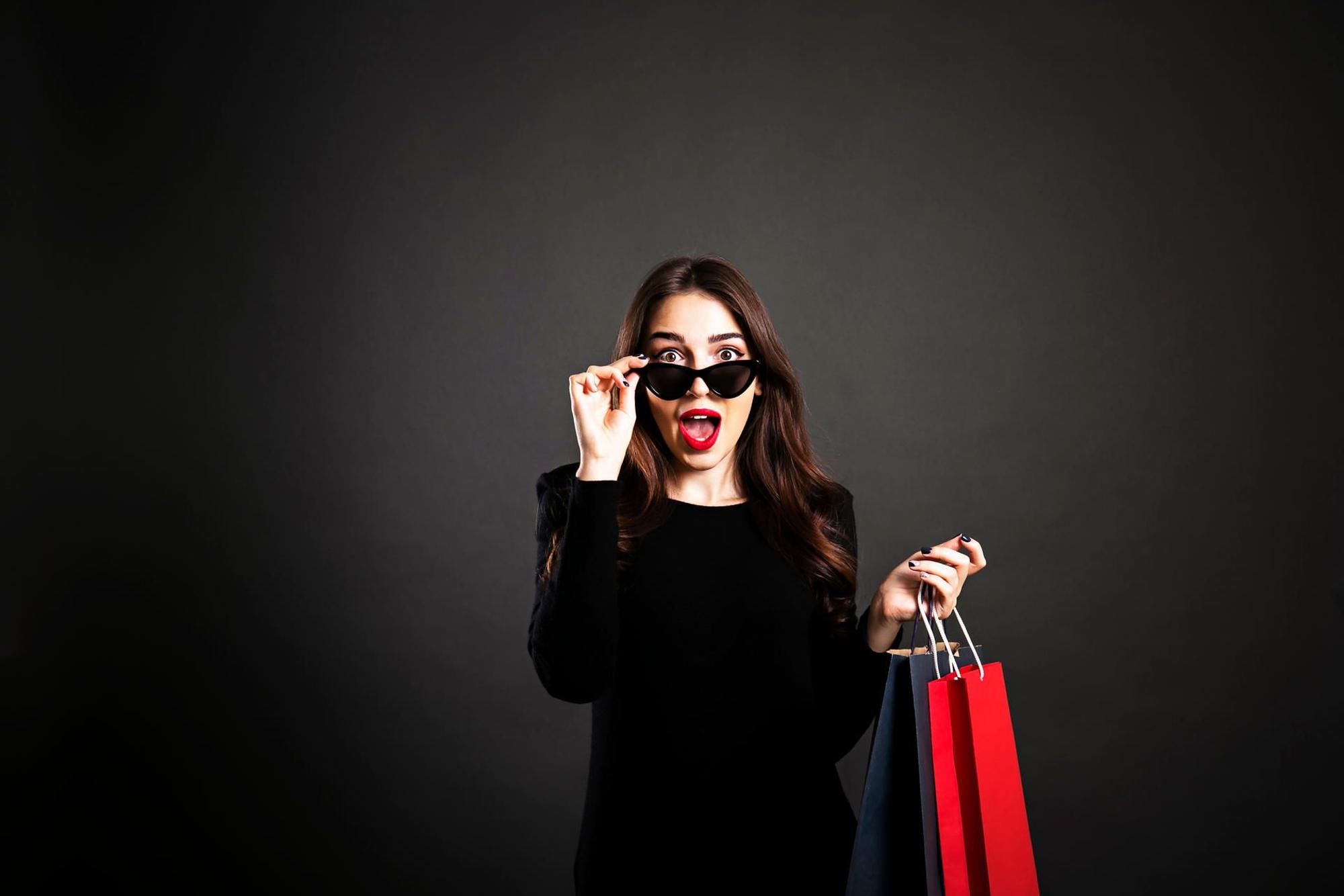 Black friday sale concept. Attractive young woman with long brunette hair, smiling, wearing sexy dress cat eye sunglasses, holding blank shopping bags over black background. Copy space, close up. Black Friday
Frauen
Einkaufen
Eine Frau allein
Schwarzer Hintergrund
Menschen
Schwarz
Glücklichsein
Schönheit
Einkaufstasche
Tragetasche oder Tragebeutel
Freitag
Sonnenbrille
Fröhlich
Kleid
Nur Frauen
Porträt
Rot
Ausverkauf
Haar
Konzepte
Weibliche Person
Fotografie
Freisteller – Neutraler Hintergrund
Kunde
Lächeln
Mode
Modisch
Attraktive Frau
Braunes Haar
Eine Person
Eleganz
Erwachsene Person
Europäischer Abstammung
Glamour
Horizontal
Junge Frau allein
Junge Frauen
Junger Erwachsener
Katzenaugen-Sonnenbrille
Kaufsucht
Konzepte und Themen
Menschliches Alter
Niedlich
Nur Erwachsene
Papier
Papiertüte
Schöne Menschen
Sinnlichkeit
Ukraine
