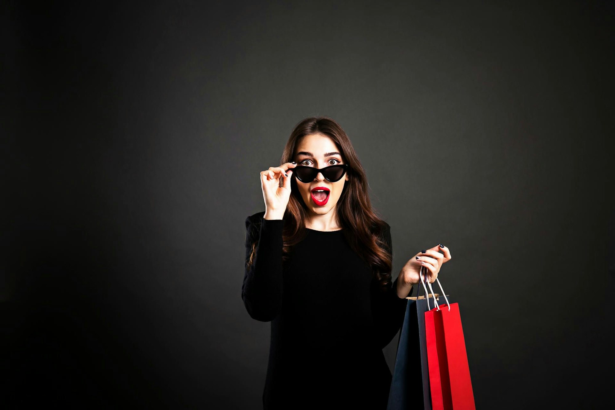 Black friday sale concept. Attractive young woman with long brunette hair, smiling, wearing sexy dress cat eye sunglasses, holding blank shopping bags over black background. Copy space, close up. Black Friday
Frauen
Einkaufen
Eine Frau allein
Schwarzer Hintergrund
Menschen
Schwarz
Glücklichsein
Schönheit
Einkaufstasche
Tragetasche oder Tragebeutel
Freitag
Sonnenbrille
Fröhlich
Kleid
Nur Frauen
Porträt
Rot
Ausverkauf
Haar
Konzepte
Weibliche Person
Fotografie
Freisteller – Neutraler Hintergrund
Kunde
Lächeln
Mode
Modisch
Attraktive Frau
Braunes Haar
Eine Person
Eleganz
Erwachsene Person
Europäischer Abstammung
Glamour
Horizontal
Junge Frau allein
Junge Frauen
Junger Erwachsener
Katzenaugen-Sonnenbrille
Kaufsucht
Konzepte und Themen
Menschliches Alter
Niedlich
Nur Erwachsene
Papier
Papiertüte
Schöne Menschen
Sinnlichkeit
Ukraine