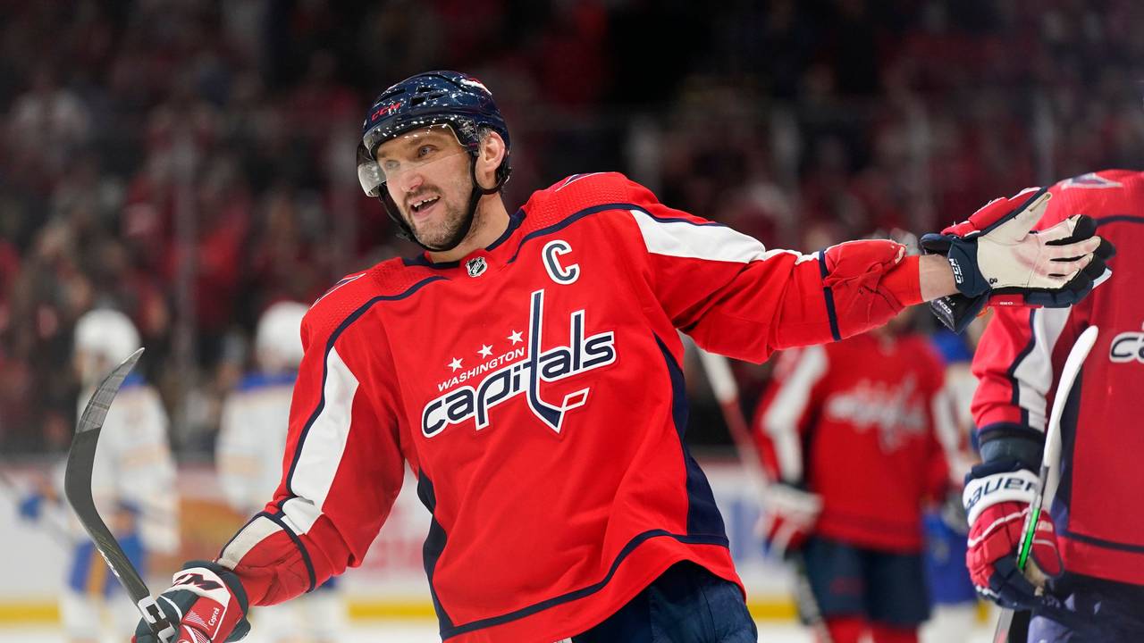 Alexandr Ovechkin bejubelt sein 741. Tor in der NHL.