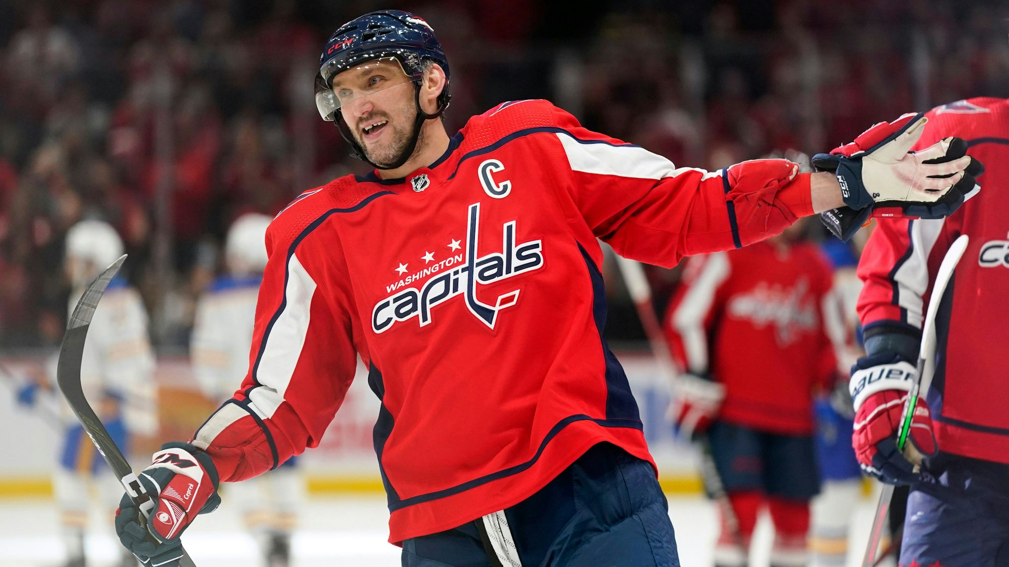Alexandr Ovechkin bejubelt sein 741. Tor in der NHL.