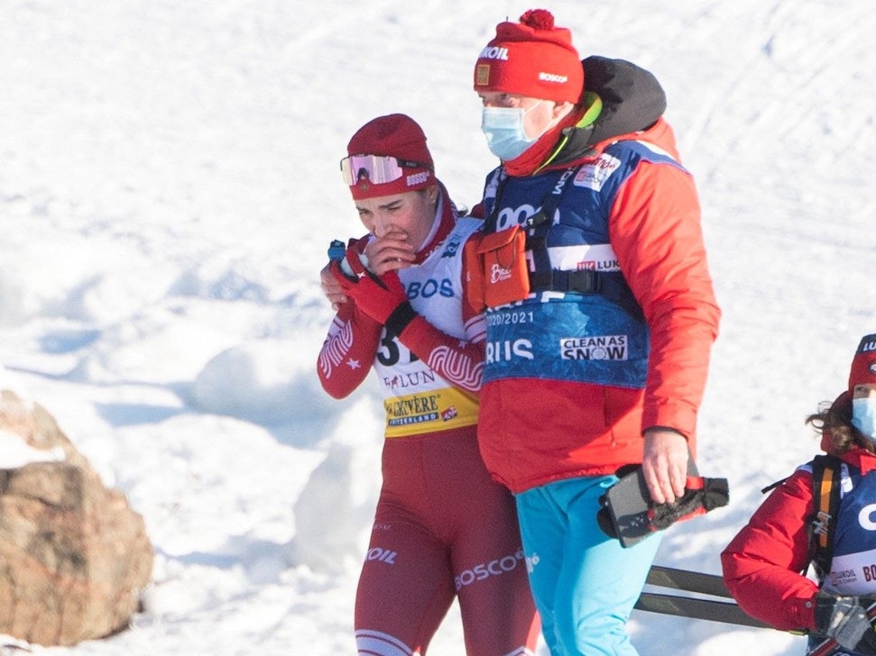 Natalya Nepryaeva geht neben Skilanglauf-Trainer Yuri Borodavko.