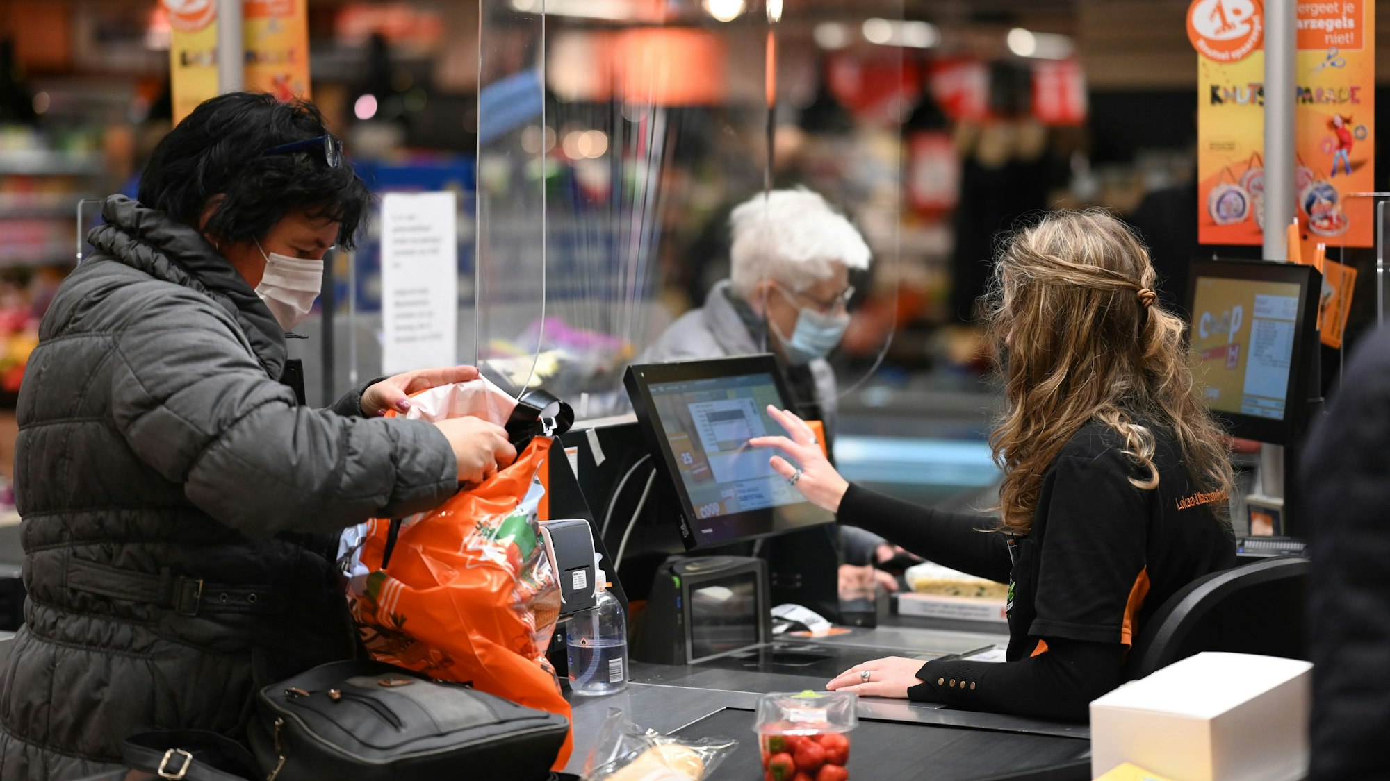 Die deutschen Einzelhändler erwarten Lieferprobleme bis weit in den Sommer 2022 hinein. Die Produktauswahl wird zu Weihnachten und lange danach wohl vielerorts eingeschränkt sein. Auch im Lebensmittel-Einzelhandel gibt es Engpässe, allerdings rechnen die Unternehmen damit, dass sich die Lage im Laufe des Frühjahrs wieder entspannen könnte. Das Foto ist ein undatiertes Symbolbild.