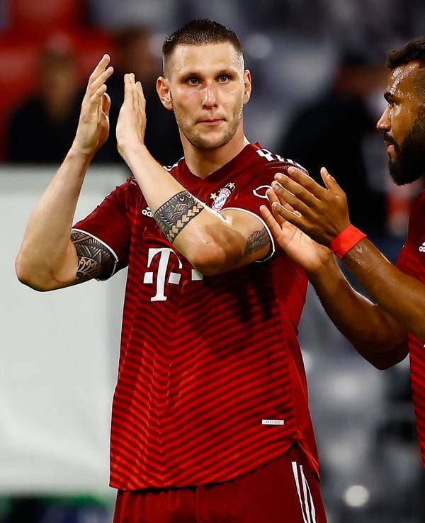 Die Bayern-Profis Niklas Süle und Eric Maxim Choupo-Moting bedanken sich bei den Fans.