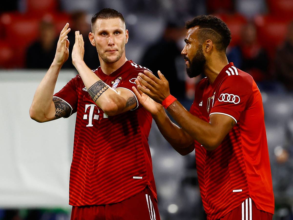 Die Bayern-Profis Niklas Süle und Eric Maxim Choupo-Moting bedanken sich bei den Fans.