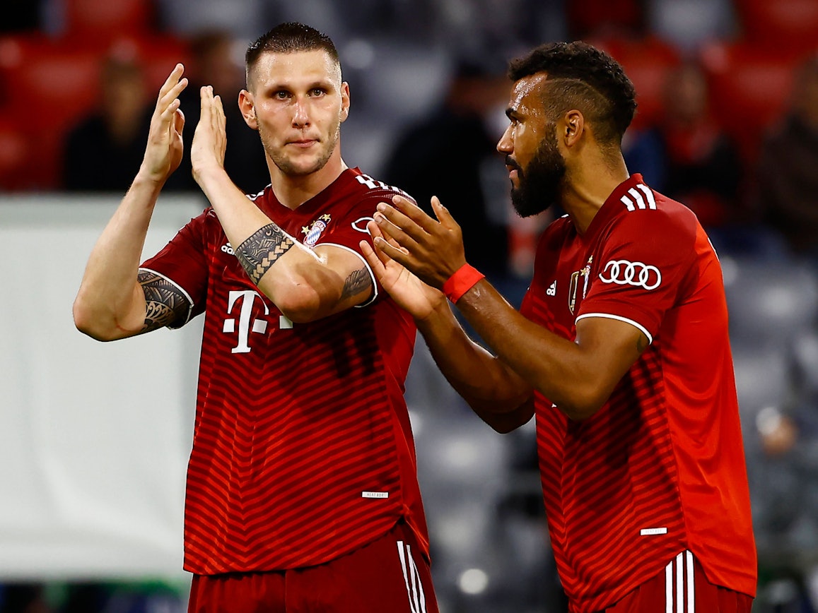 Die Bayern-Profis Niklas Süle und Eric Maxim Choupo-Moting bedanken sich bei den Fans.