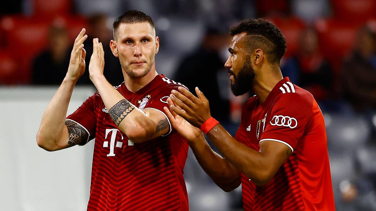 Die Bayern-Profis Niklas Süle und Eric Maxim Choupo-Moting bedanken sich bei den Fans.