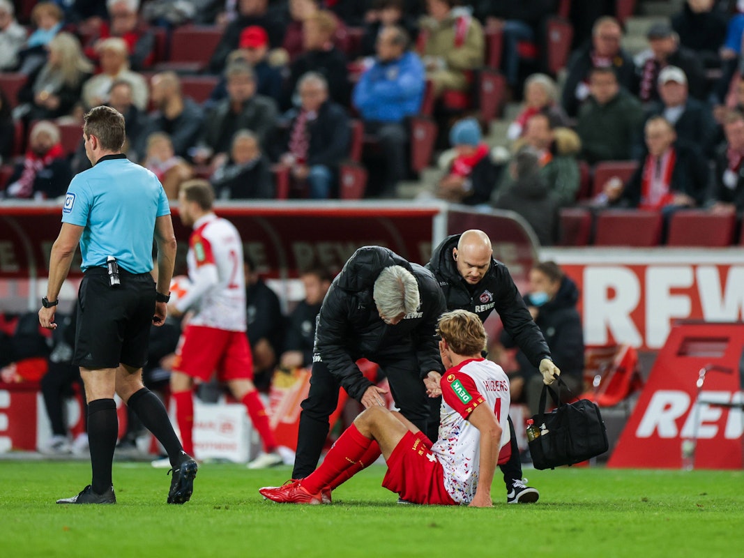 Timo Hübers wird beim Bundesliga-Spiel 1. FC Köln gegen Union Berlin behandelt.