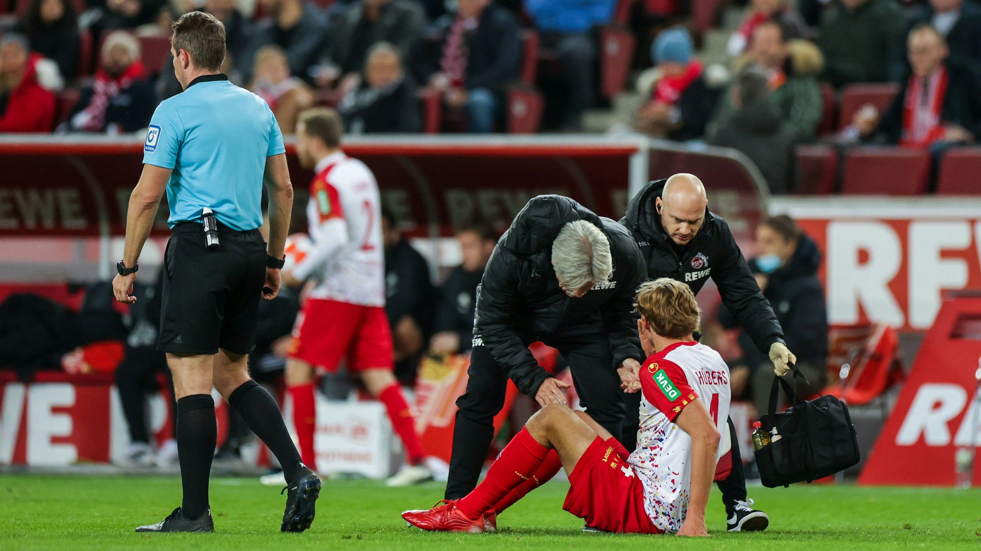 Timo Hübers wird beim Bundesliga-Spiel 1. FC Köln gegen Union Berlin behandelt.