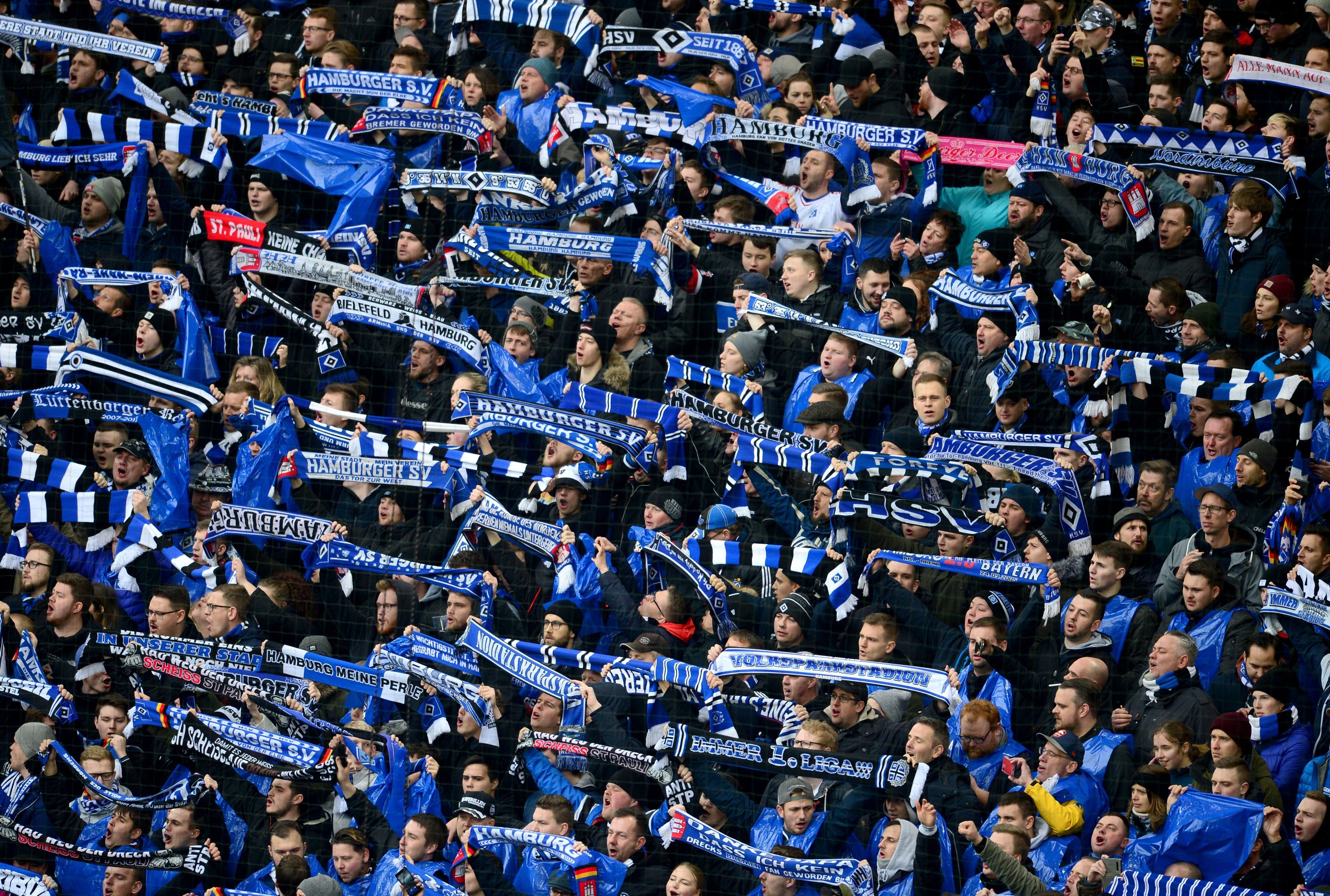 Das Hamburger Volksparkstadion gut gefüllt  im Spiel des Hamburger SV gegen den FC St. Pauli am 22.02.2020.