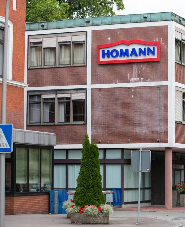 Einige Lebensmittel wurden zurückgerufen. Vom Verzehr wird abgeraten, die Produkte sollen umgetauscht werden. Auf dem Foto (aufgenommen am 3. September 2018) ist ein Gebäude mit dem Schriftzug des Lebensmittelherstellers Homann Feinkost zu sehen.