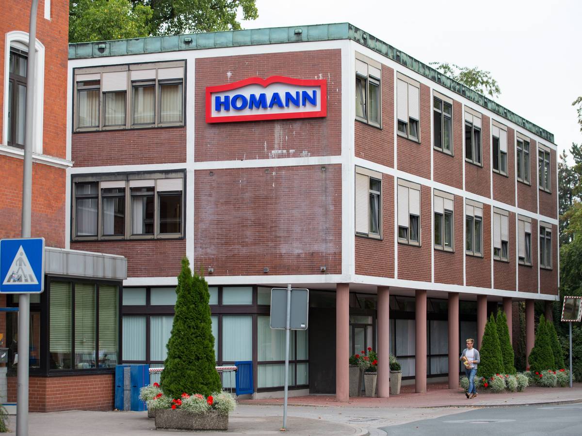 Einige Lebensmittel wurden zurückgerufen. Vom Verzehr wird abgeraten, die Produkte sollen umgetauscht werden. Auf dem Foto (aufgenommen am 3. September 2018) ist ein Gebäude mit dem Schriftzug des Lebensmittelherstellers Homann Feinkost zu sehen.