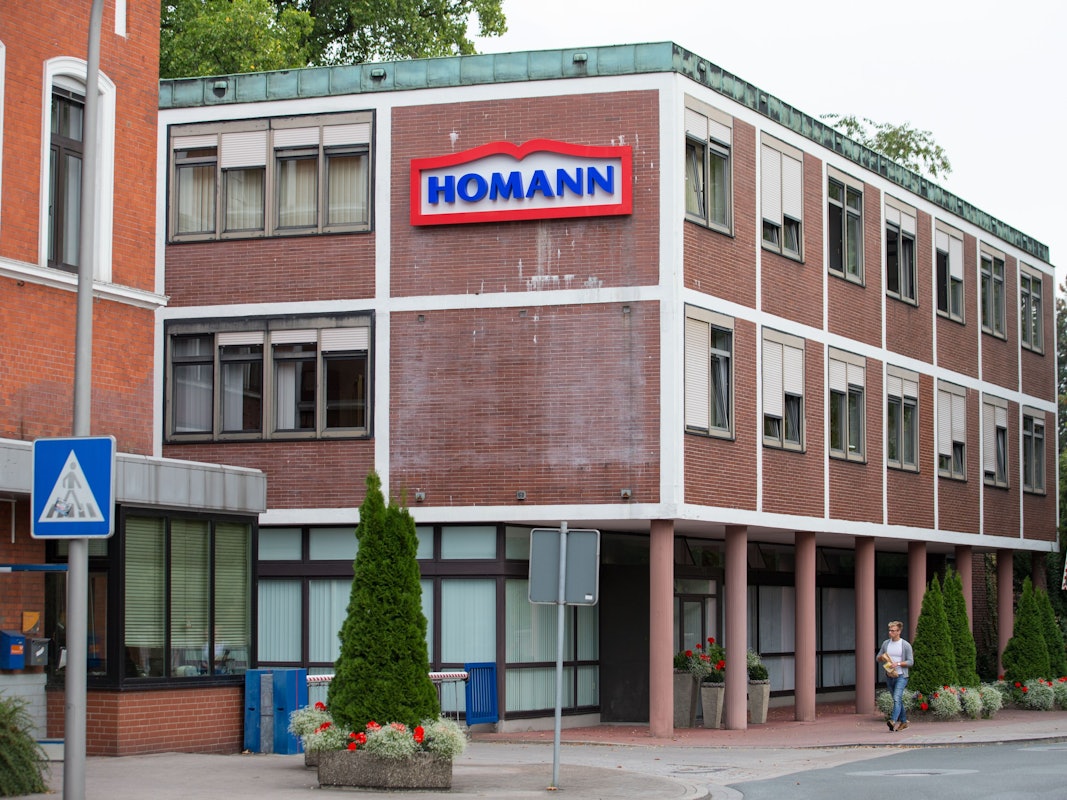 Einige Lebensmittel wurden zurückgerufen. Vom Verzehr wird abgeraten, die Produkte sollen umgetauscht werden. Auf dem Foto (aufgenommen am 3. September 2018) ist ein Gebäude mit dem Schriftzug des Lebensmittelherstellers Homann Feinkost zu sehen.