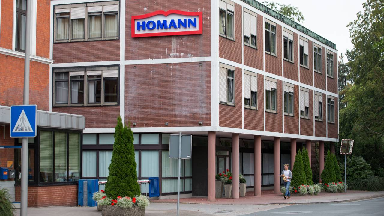Einige Lebensmittel wurden zurückgerufen. Vom Verzehr wird abgeraten, die Produkte sollen umgetauscht werden. Auf dem Foto (aufgenommen am 3. September 2018) ist ein Gebäude mit dem Schriftzug des Lebensmittelherstellers Homann Feinkost zu sehen.
