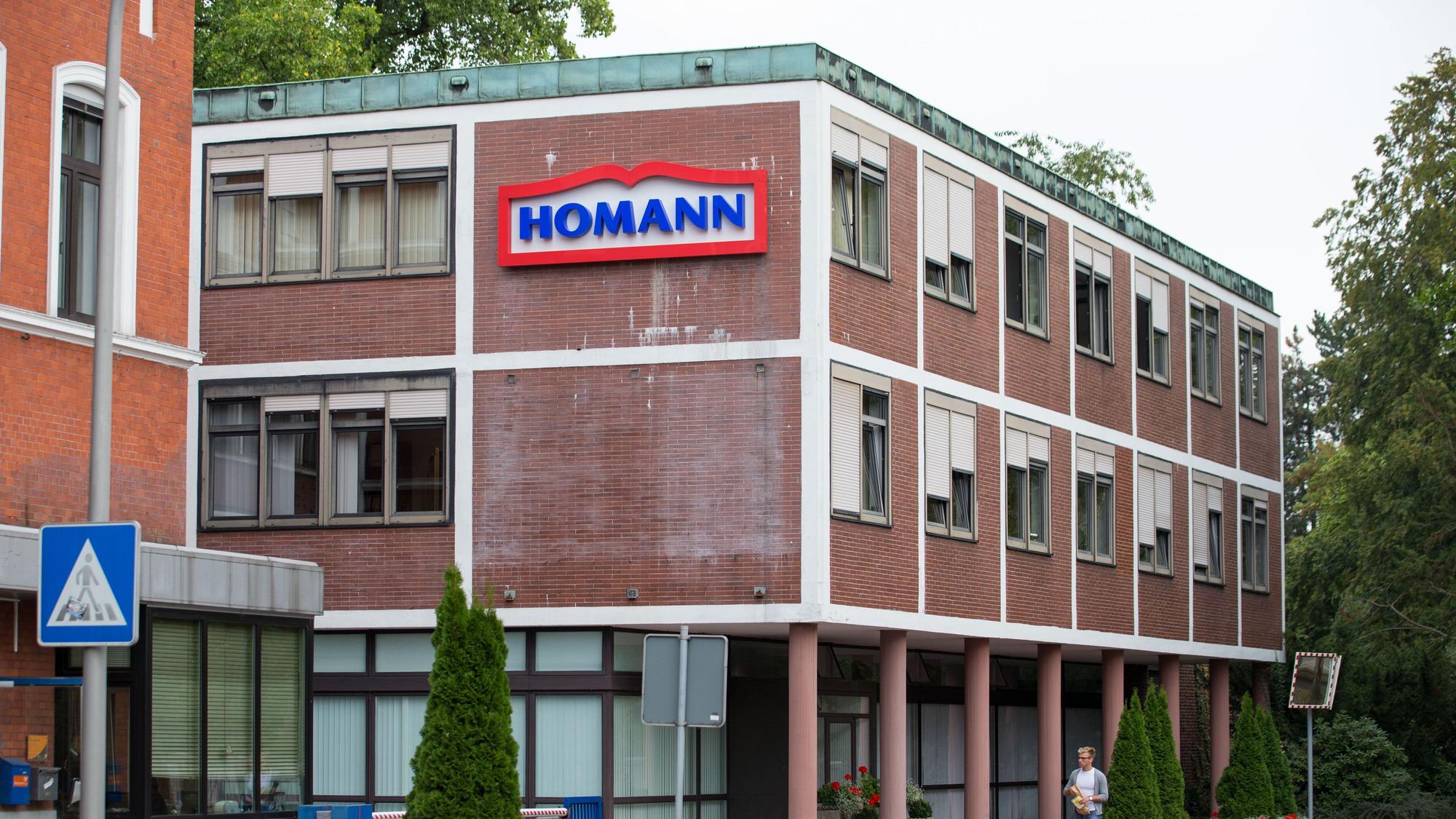 Einige Lebensmittel wurden zurückgerufen. Vom Verzehr wird abgeraten, die Produkte sollen umgetauscht werden. Auf dem Foto (aufgenommen am 3. September 2018) ist ein Gebäude mit dem Schriftzug des Lebensmittelherstellers Homann Feinkost zu sehen.