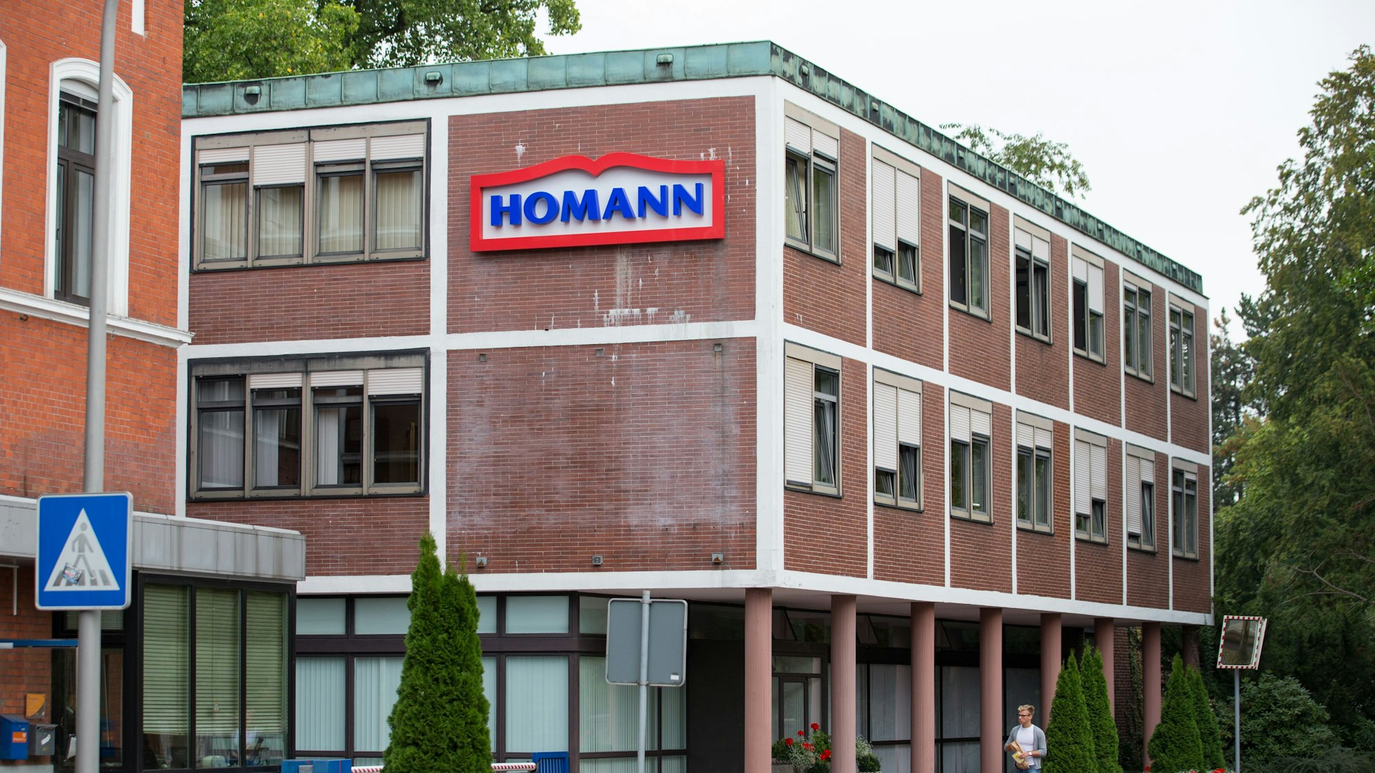 Einige Lebensmittel wurden zurückgerufen. Vom Verzehr wird abgeraten, die Produkte sollen umgetauscht werden. Auf dem Foto (aufgenommen am 3. September 2018) ist ein Gebäude mit dem Schriftzug des Lebensmittelherstellers Homann Feinkost zu sehen.