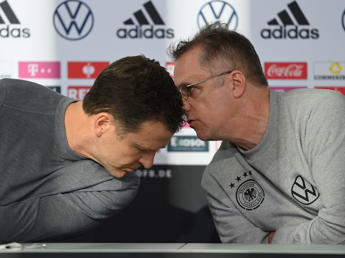 Oliver Bierhoff und Tim Meyer bei der Pressekonferenz des DFB.