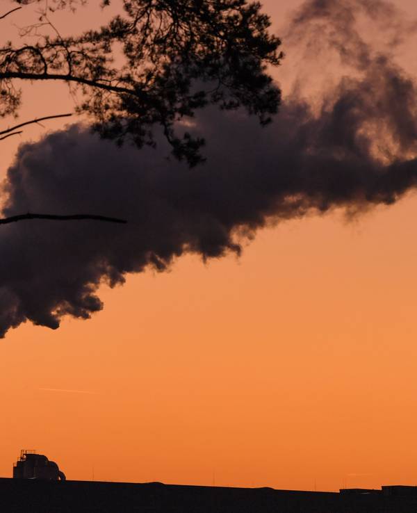Qualm strömt aus einem Schornstein einer Industrieanlage in Brandenburg (Archivbild von 2019): Neue Klimaprognosen zeigen, dass die Welt derzeit bis zum Jahr 2100 auf 2,4 Grad Erwärmung zusteuert.