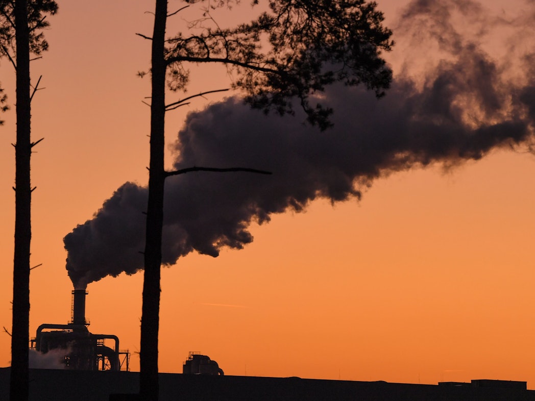 Qualm strömt aus einem Schornstein einer Industrieanlage in Brandenburg (Archivbild von 2019): Neue Klimaprognosen zeigen, dass die Welt derzeit bis zum Jahr 2100 auf 2,4 Grad Erwärmung zusteuert.