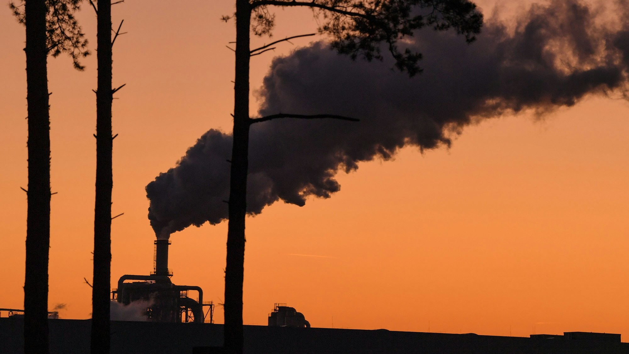Qualm strömt aus einem Schornstein einer Industrieanlage in Brandenburg (Archivbild von 2019): Neue Klimaprognosen zeigen, dass die Welt derzeit bis zum Jahr 2100 auf 2,4 Grad Erwärmung zusteuert.