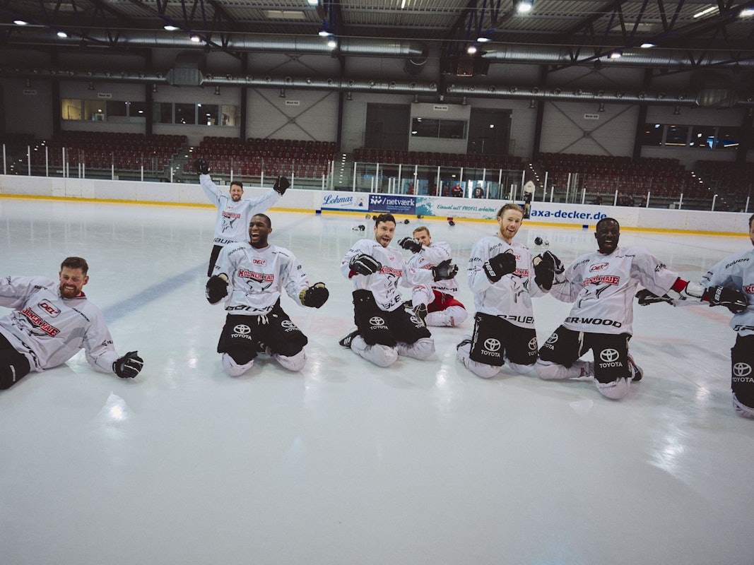 Die Spieler des 1. FC Köln hatten Spaß beim Eisfußball am 9. November 2021 bei den Kölner Haien.