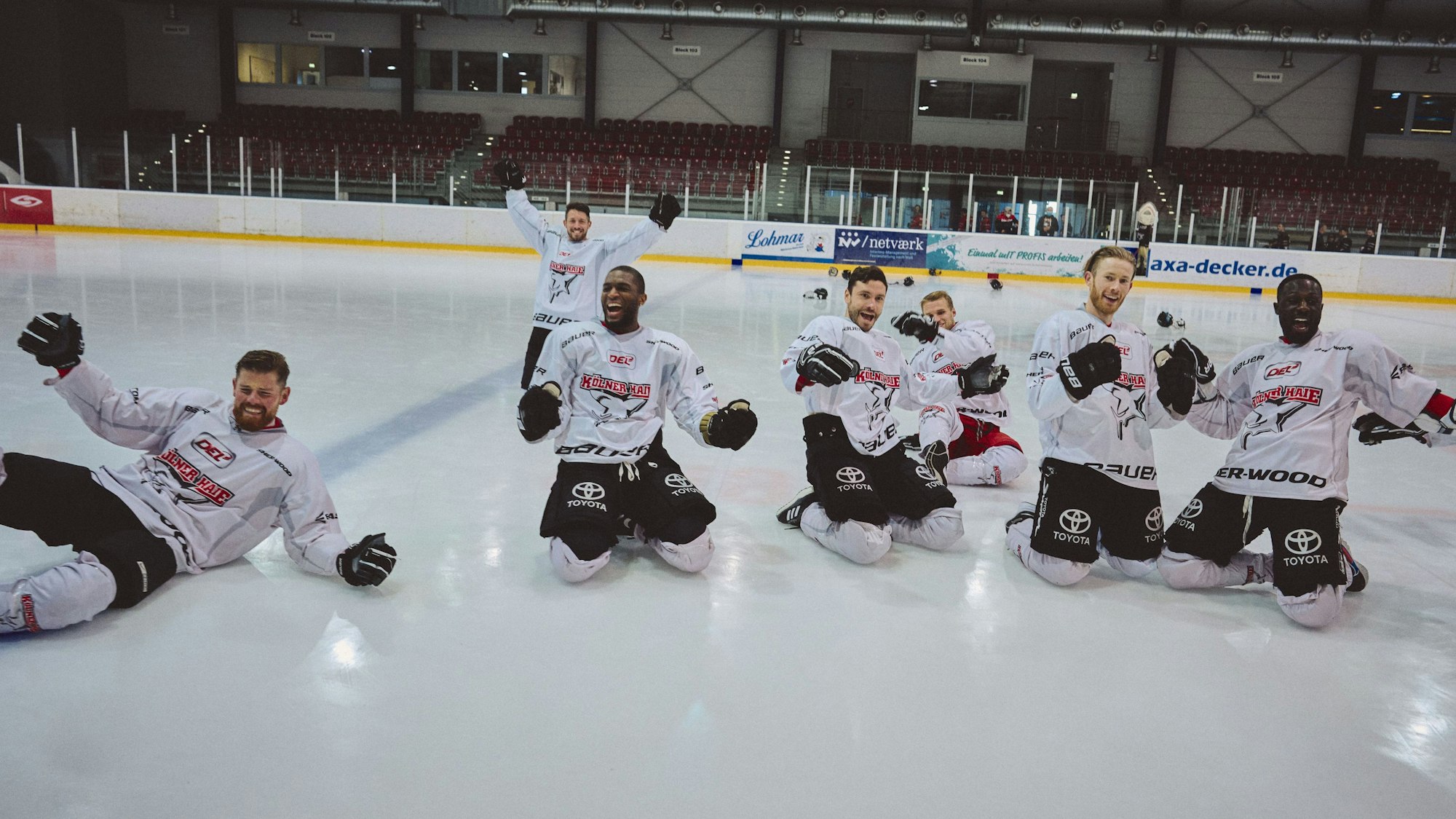 Die Spieler des 1. FC Köln hatten Spaß beim Eisfußball am 9. November 2021 bei den Kölner Haien.