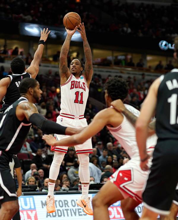 DeMar DeRozan von den Chicago Bulls setzt in der NBA zum Wurf an.