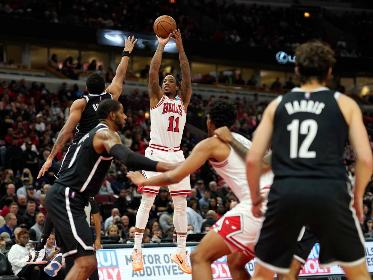 DeMar DeRozan von den Chicago Bulls setzt in der NBA zum Wurf an.