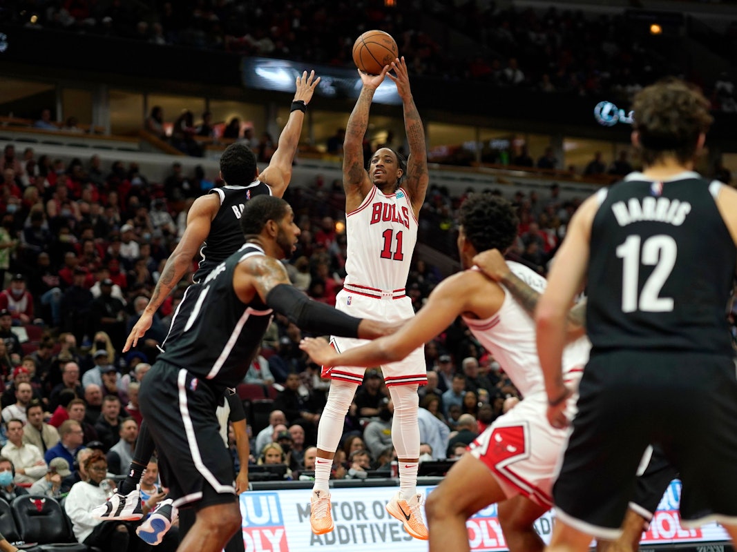 DeMar DeRozan von den Chicago Bulls setzt in der NBA zum Wurf an.