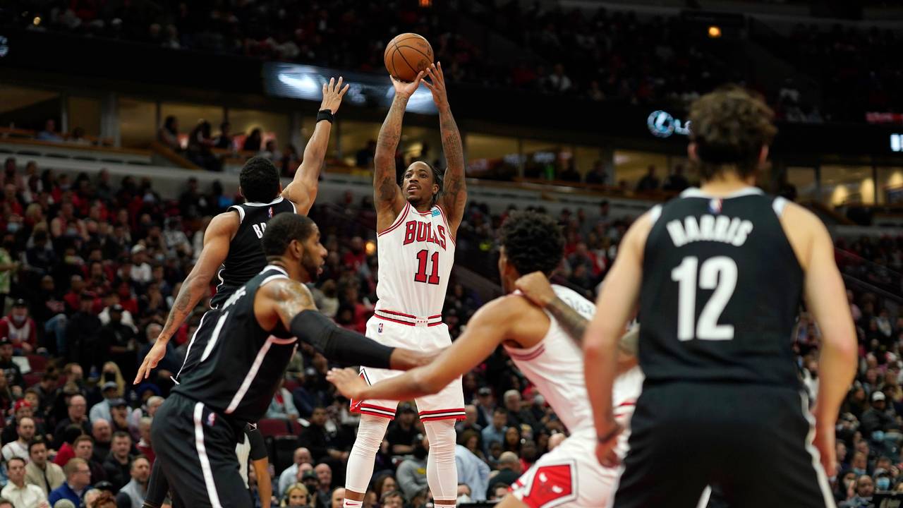 DeMar DeRozan von den Chicago Bulls setzt in der NBA zum Wurf an.