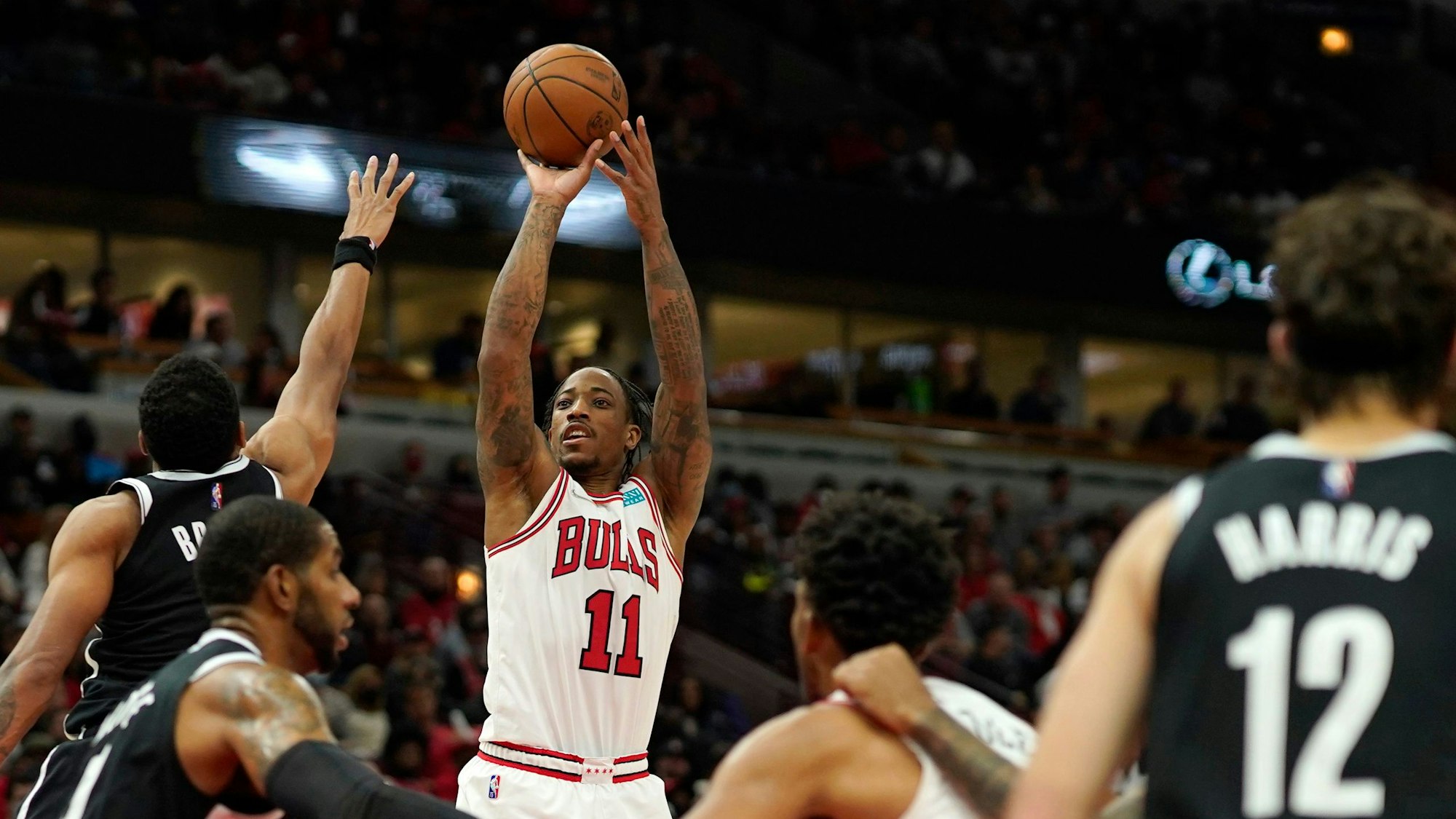 DeMar DeRozan von den Chicago Bulls setzt in der NBA zum Wurf an.