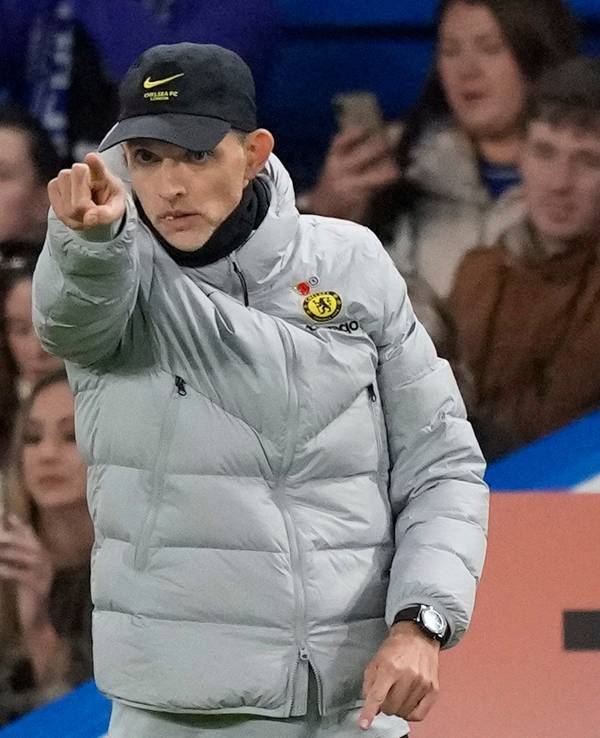 Thomas Tuchel (FC Chelsea) gestikuliert am Spielfeldrand.