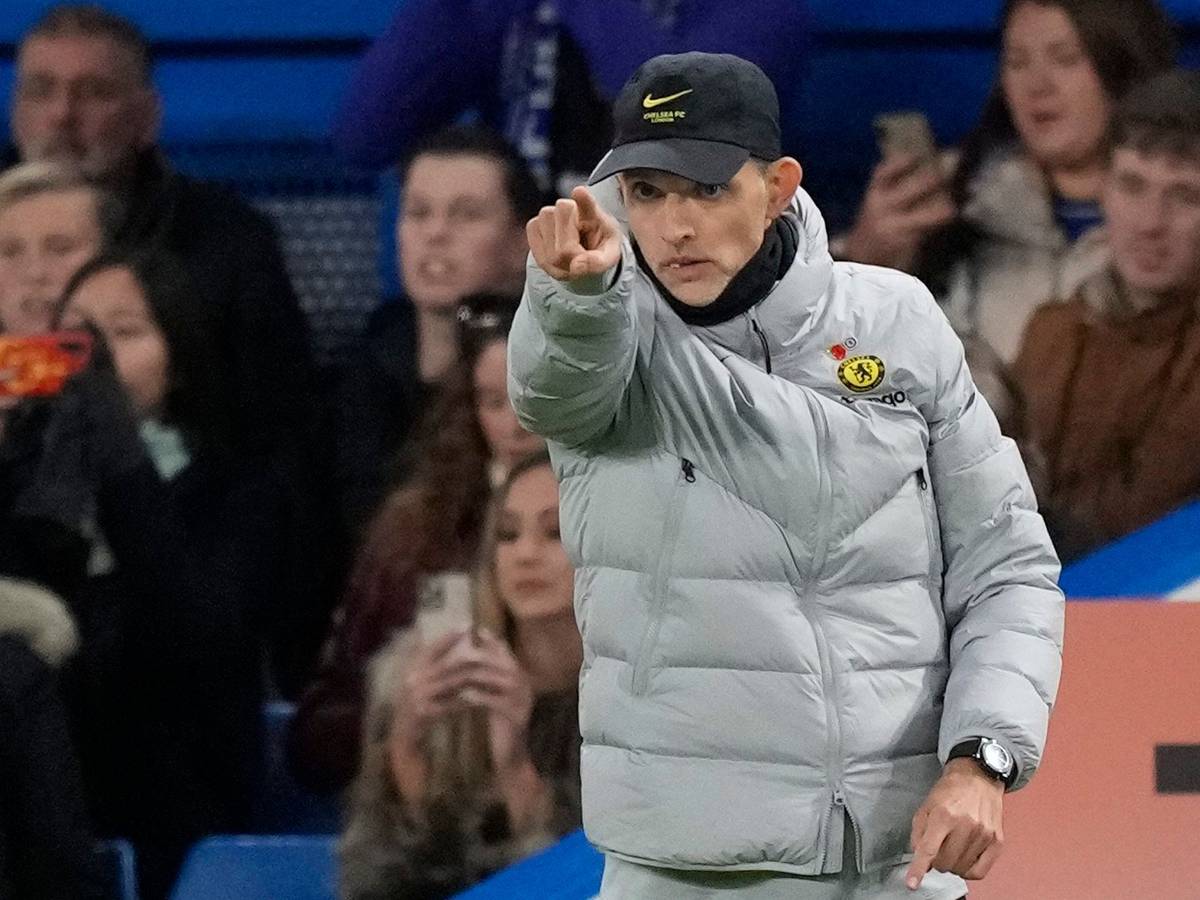 Thomas Tuchel (FC Chelsea) gestikuliert am Spielfeldrand.