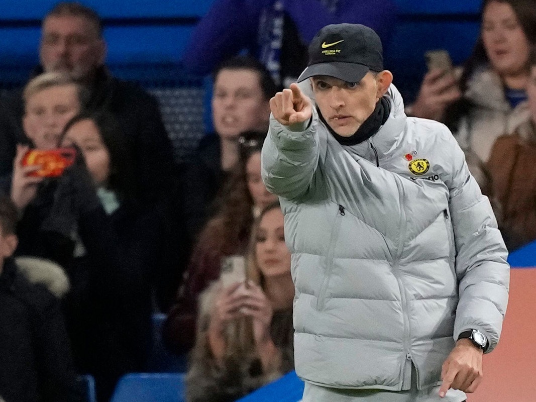 Thomas Tuchel (FC Chelsea) gestikuliert am Spielfeldrand.