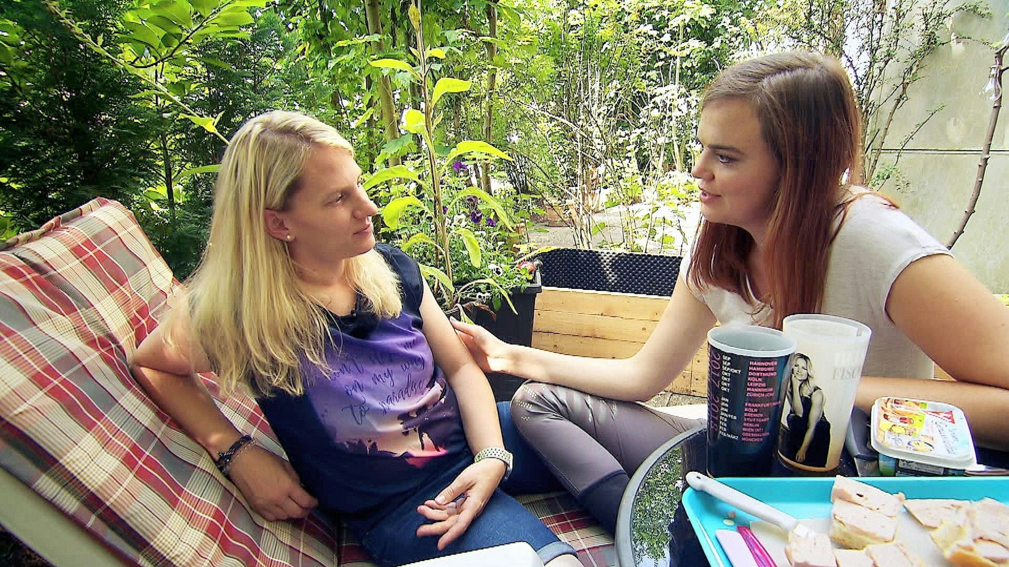 Auch bei Melanie (34, Raumausstatterin) geht Pferdewirtin Lara (26, r.) aus Schleswig-Holstein auf Tuchfühlung.