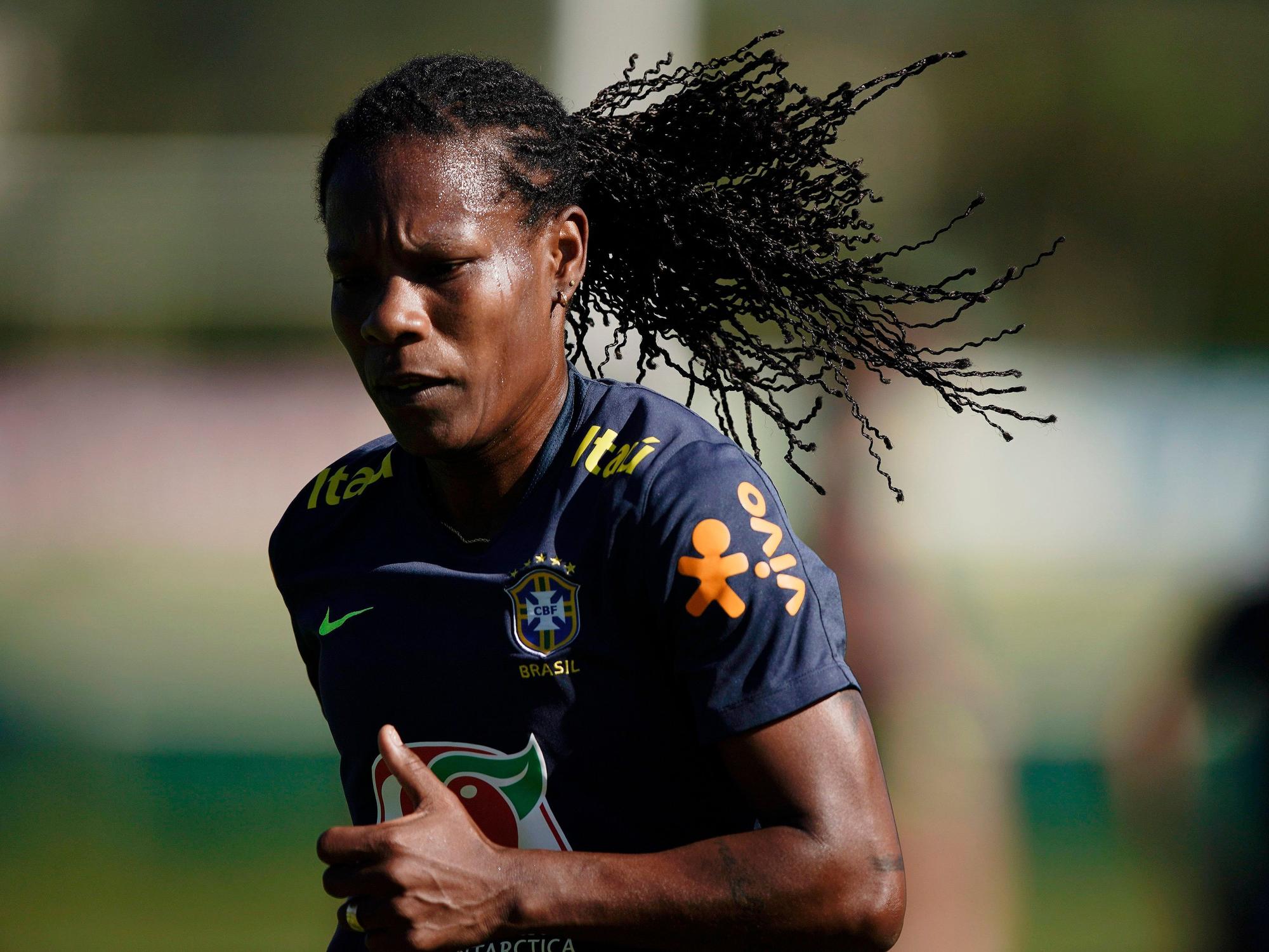 Die brasilianische Nationalspielerin Formiga läuft während einer Trainingseinheit der brasilianischen Fußballnationalmannschaft am 22.01.2019 zur Vorbereitung auf die Frauenfußball-Weltmeisterschaft in Frankreich im Trainingszentrum Granja Comary.