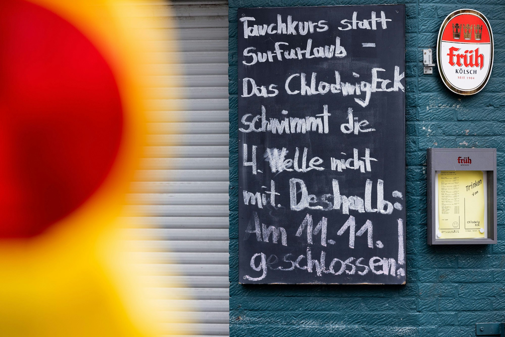 Köln: "Tauchkurs statt Surfurlaub - Das Chlodwig Eck schwimmt die 4. Welle nicht mit. Deshalb: Am 11.11. geschlossen!" steht auf einer Tafel vor dem Eingang zur Kneipe Chlodwig Eck in der Südstadt.