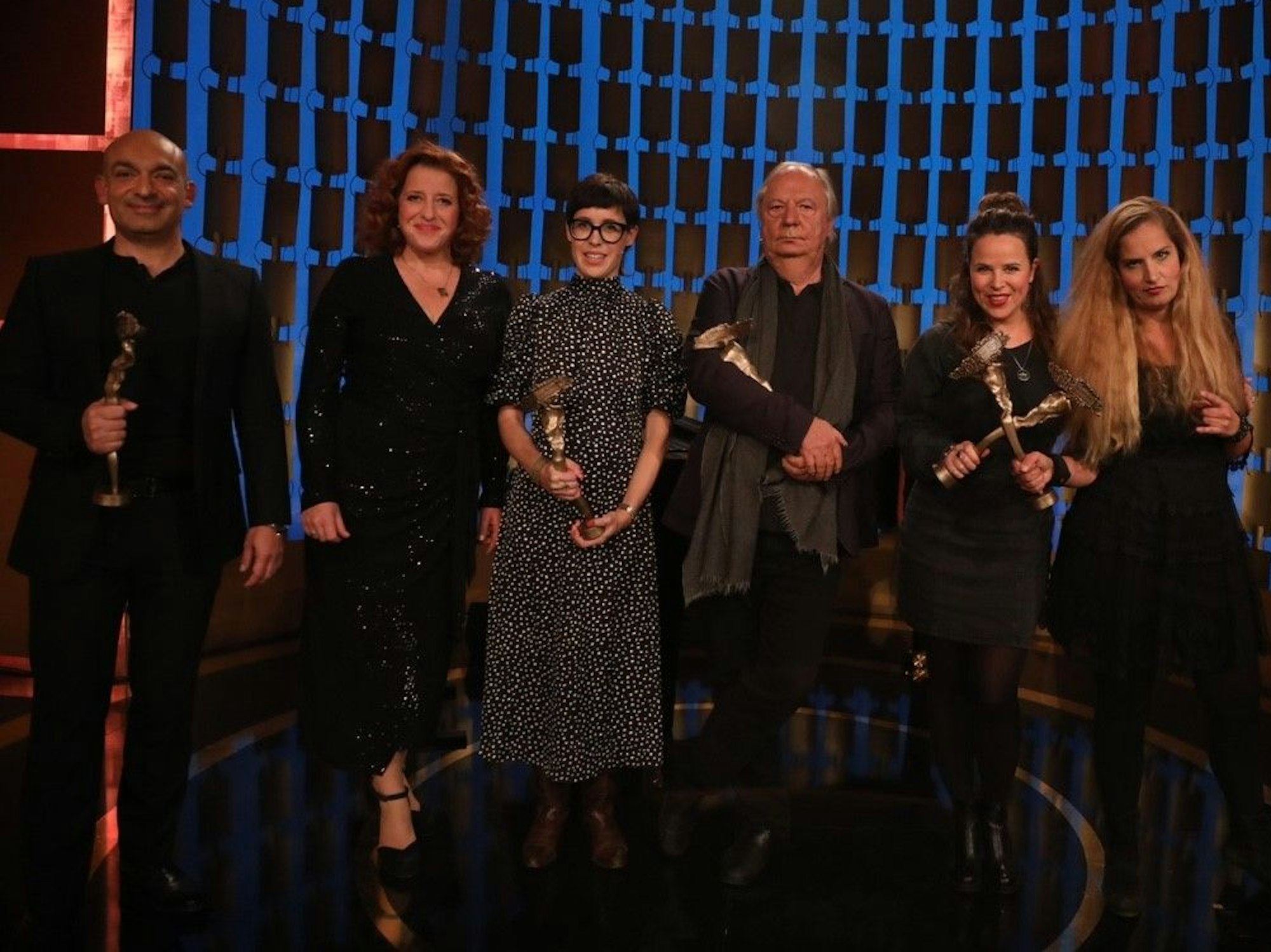 Wilfried Schmickler mit den weiteren Geehrten im Münchner Lustspielhaus.