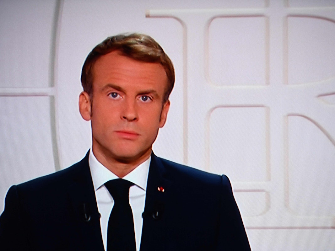 Emmanuel Macron appellierte am 09.11.2021 in einer Fernsehansprache an Frankreichs Bevölkerung: „Lassen Sie sich impfen“. Die Pandemie sei noch nicht zu Ende. Es gebe einen alarmierenden Anstieg der Infektionszahlen.