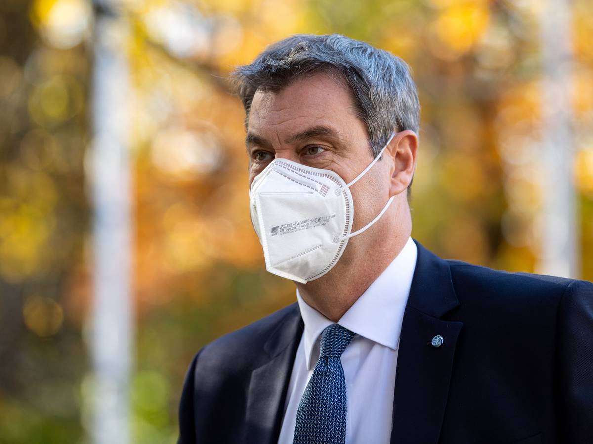 Markus Söder (CSU), Ministerpräsident von Bayern, kommt nach einer Sitzung des bayerischen Kabinetts mit Mundschutz zu einer Pressekonferenz.