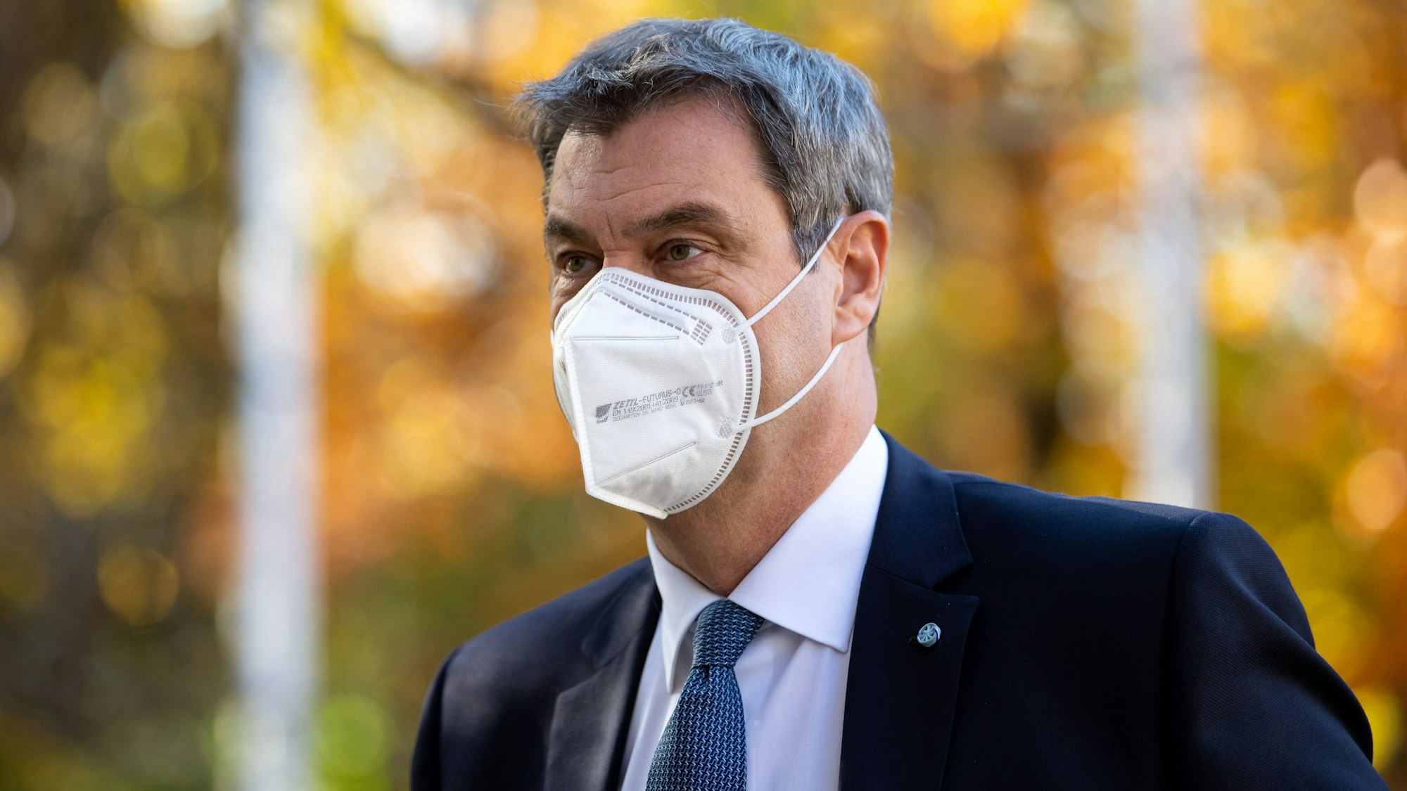 Markus Söder (CSU), Ministerpräsident von Bayern, kommt nach einer Sitzung des bayerischen Kabinetts mit Mundschutz zu einer Pressekonferenz.