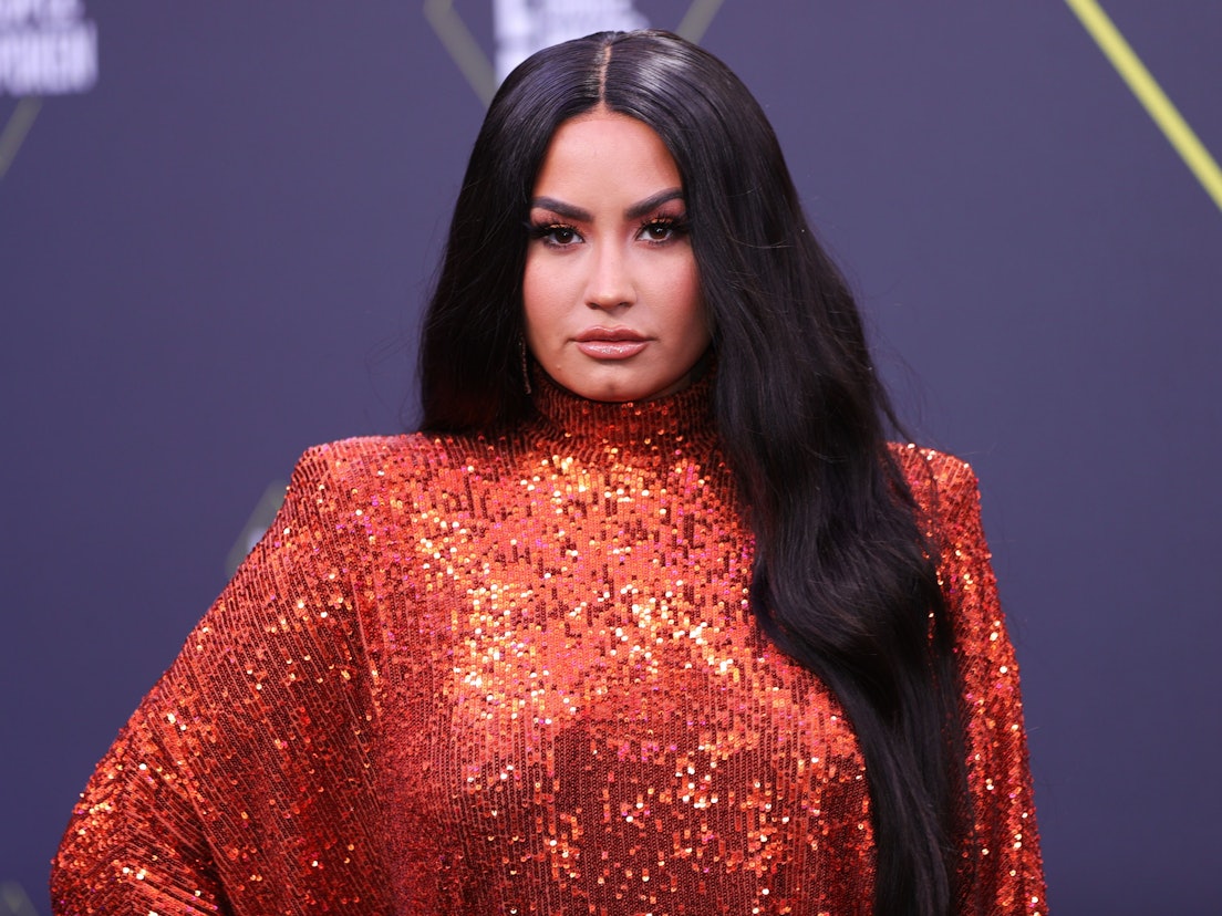 Die amerikanische Sängerin Demi Lovato in einem roten Glitzer-Kleid auf einem Foto vom 16. November 2020 bei den 46. „E! People's Choice Awards“ im Barker Hangar.