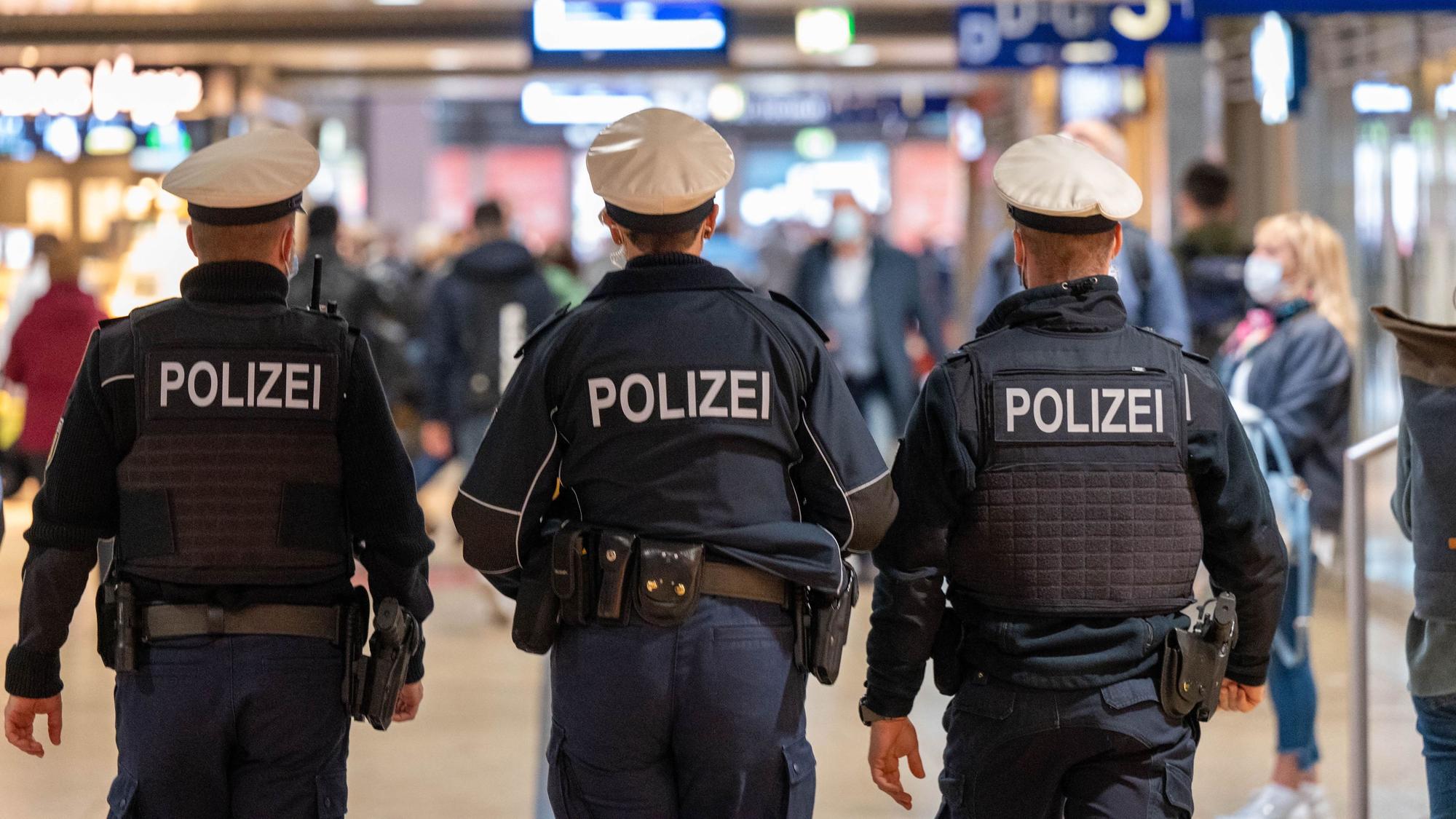 Drei Polizeibeamte auf Patrouille.
