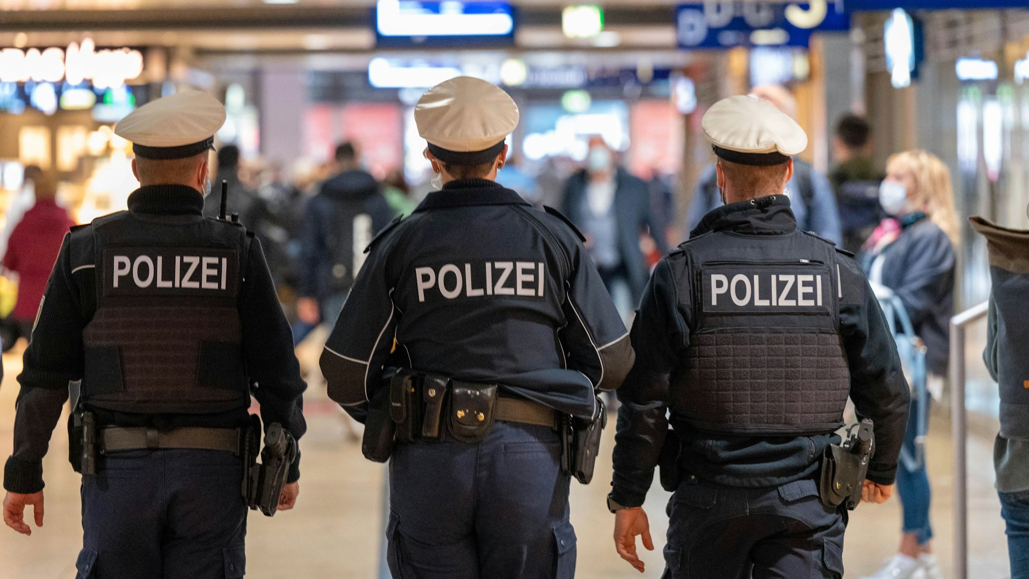 Drei Polizeibeamte auf Patrouille.
