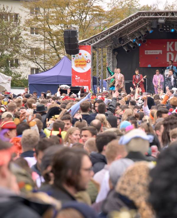Köln: Elfter Elfter Elfter im Elften Karneval Straßenkarneval/ Uni Mensa
Aufgenommen am: 11.11.2019