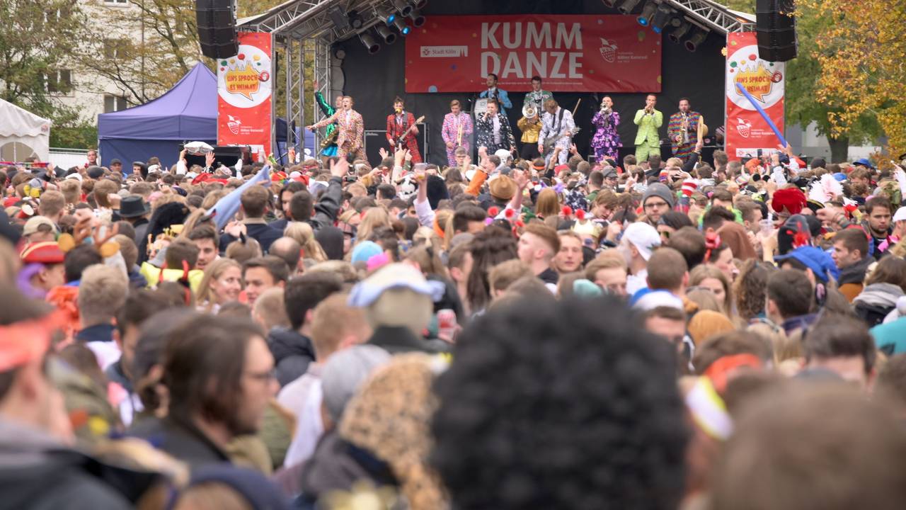 Köln: Elfter Elfter Elfter im Elften Karneval Straßenkarneval/ Uni Mensa
Aufgenommen am: 11.11.2019