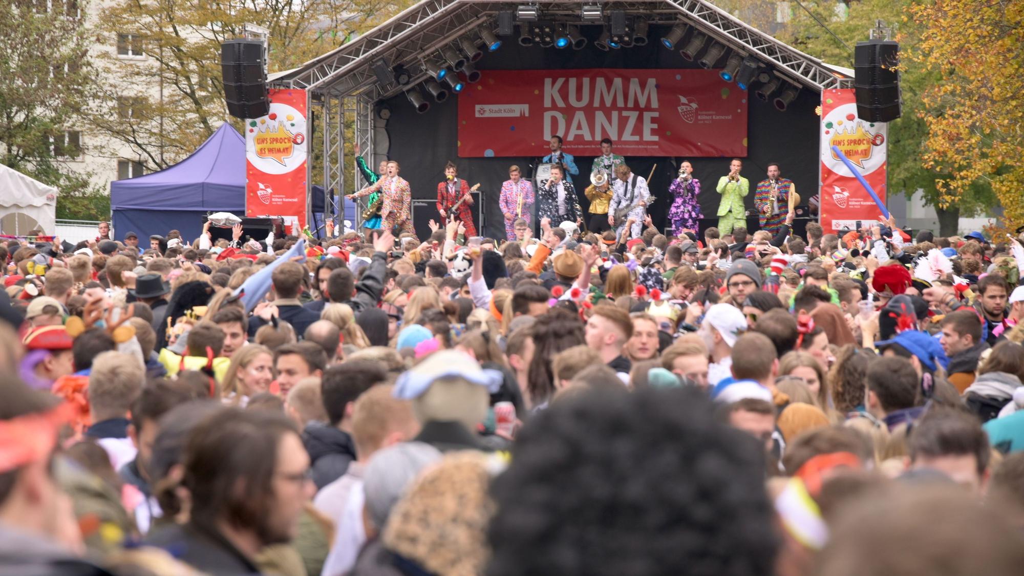 Köln: Elfter Elfter Elfter im Elften Karneval Straßenkarneval/ Uni Mensa
Aufgenommen am: 11.11.2019