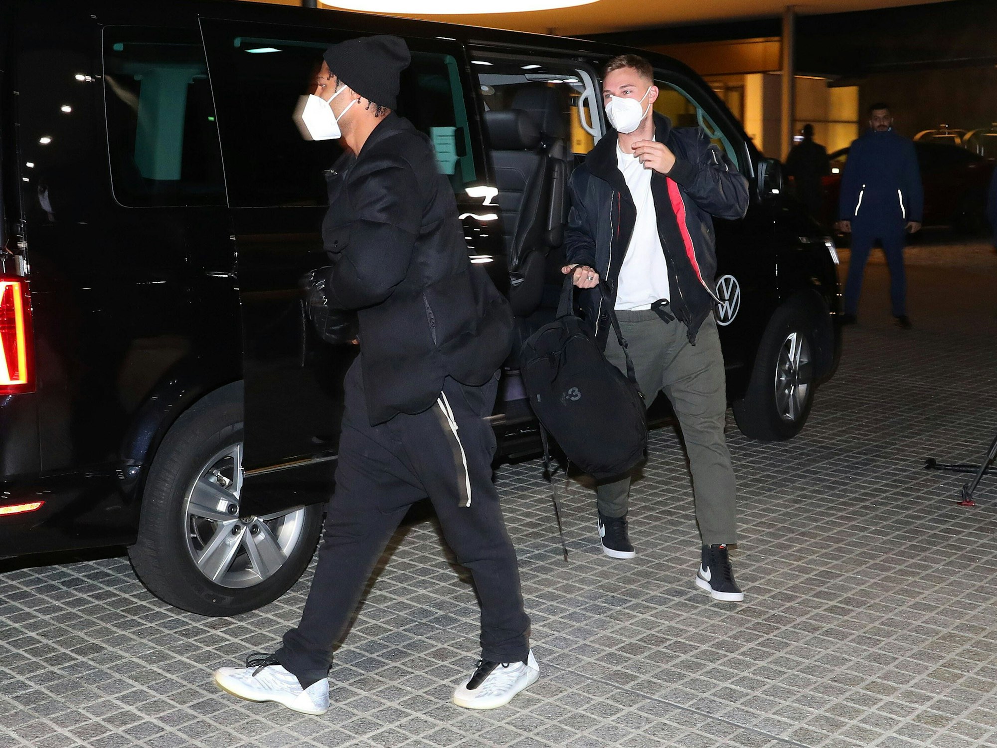 Serge Gnabry und Joshua Kimmich steigen aus dem Shuttle-Bus.