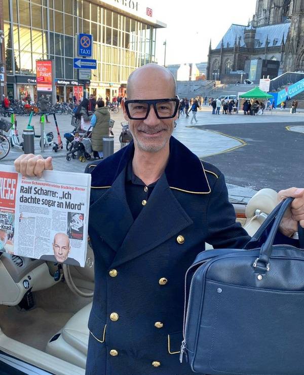 Schauspieler Ralf Scharrer am Kölner Hauptbahnhof (9.11.2021)