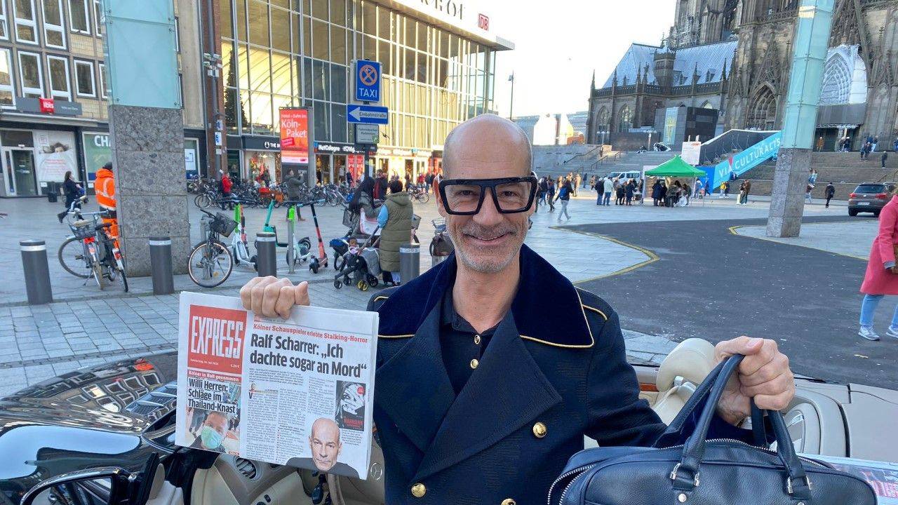 Schauspieler Ralf Scharrer am Kölner Hauptbahnhof (9.11.2021)